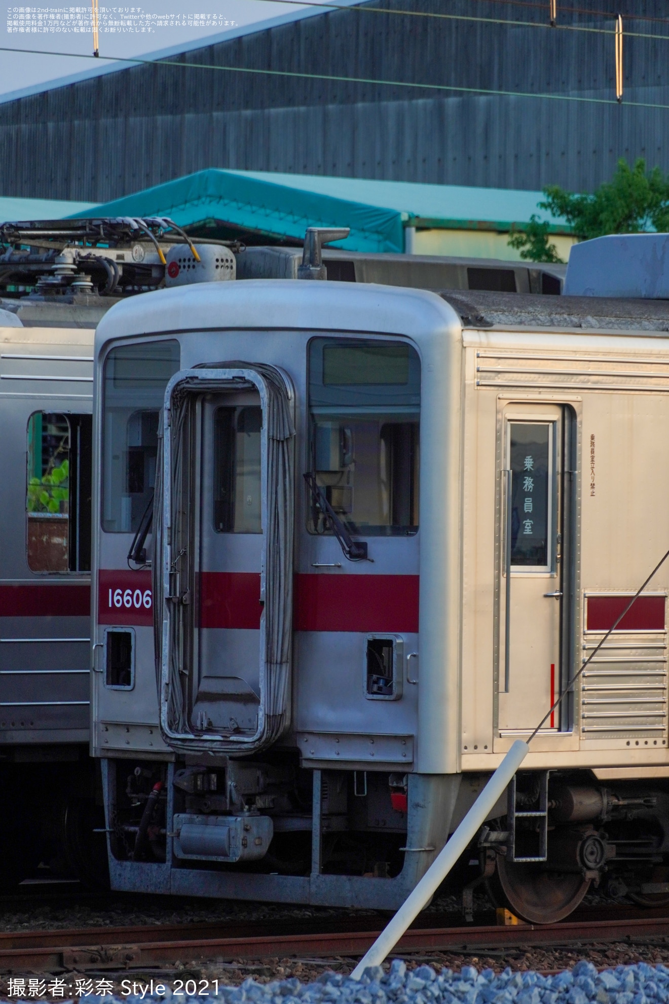 【東武】10000系11606Fのクハ16606のヘッドライトが外されるの拡大写真