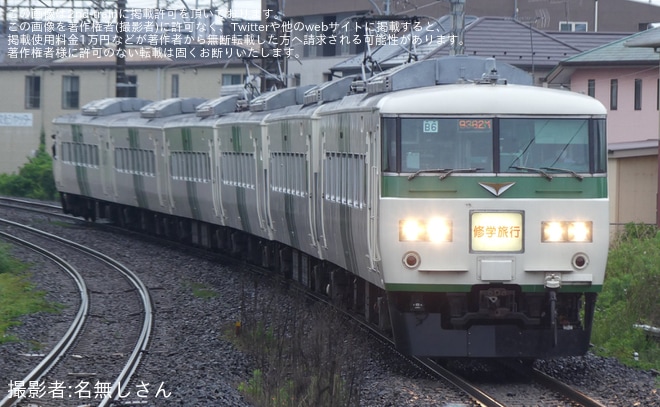 【JR東】185系B6編成を使用した中央本線方面の修学旅行臨を都賀駅で撮影した写真