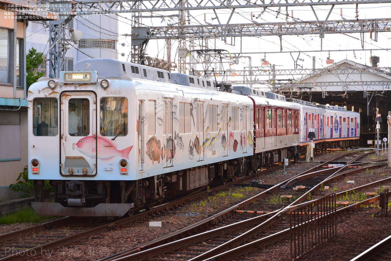 【近鉄】「上本町電車マルシェ」開催で「とばしまメモリー」「伊勢志摩お魚図鑑」を大阪上本町駅ホームに留置の拡大写真