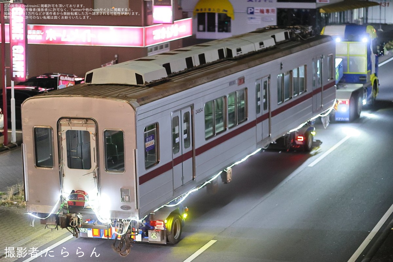 【東武】20000系モハ24804+モハ25855が京王重機へ陸送の拡大写真