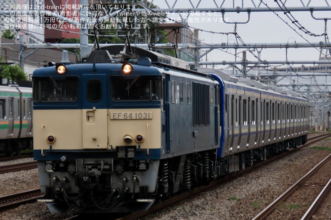 【JR東】E235系クラJ-24編成 配給輸送を新子安駅で撮影した写真