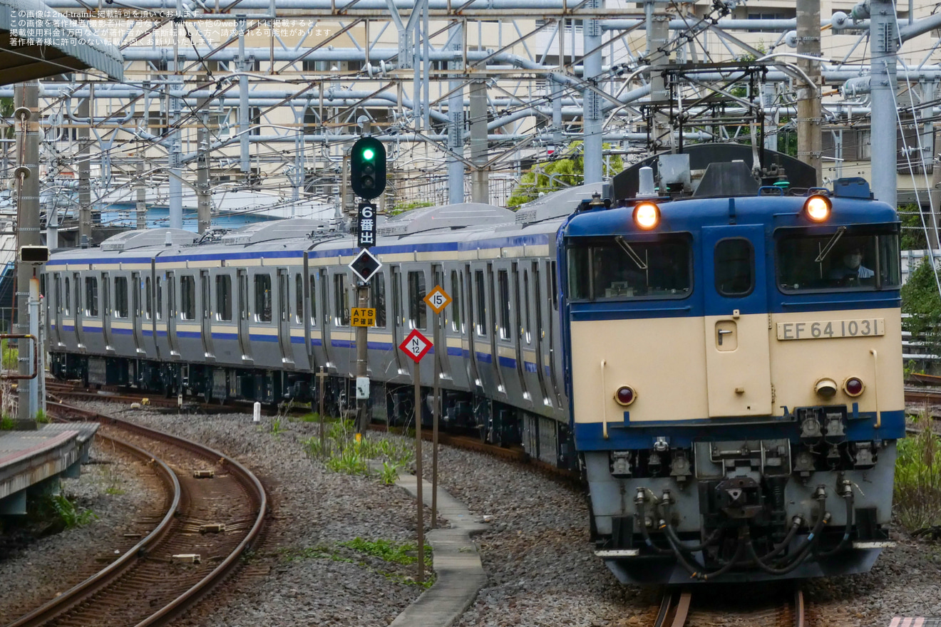 【JR東】E235系クラJ-24編成 配給輸送の拡大写真