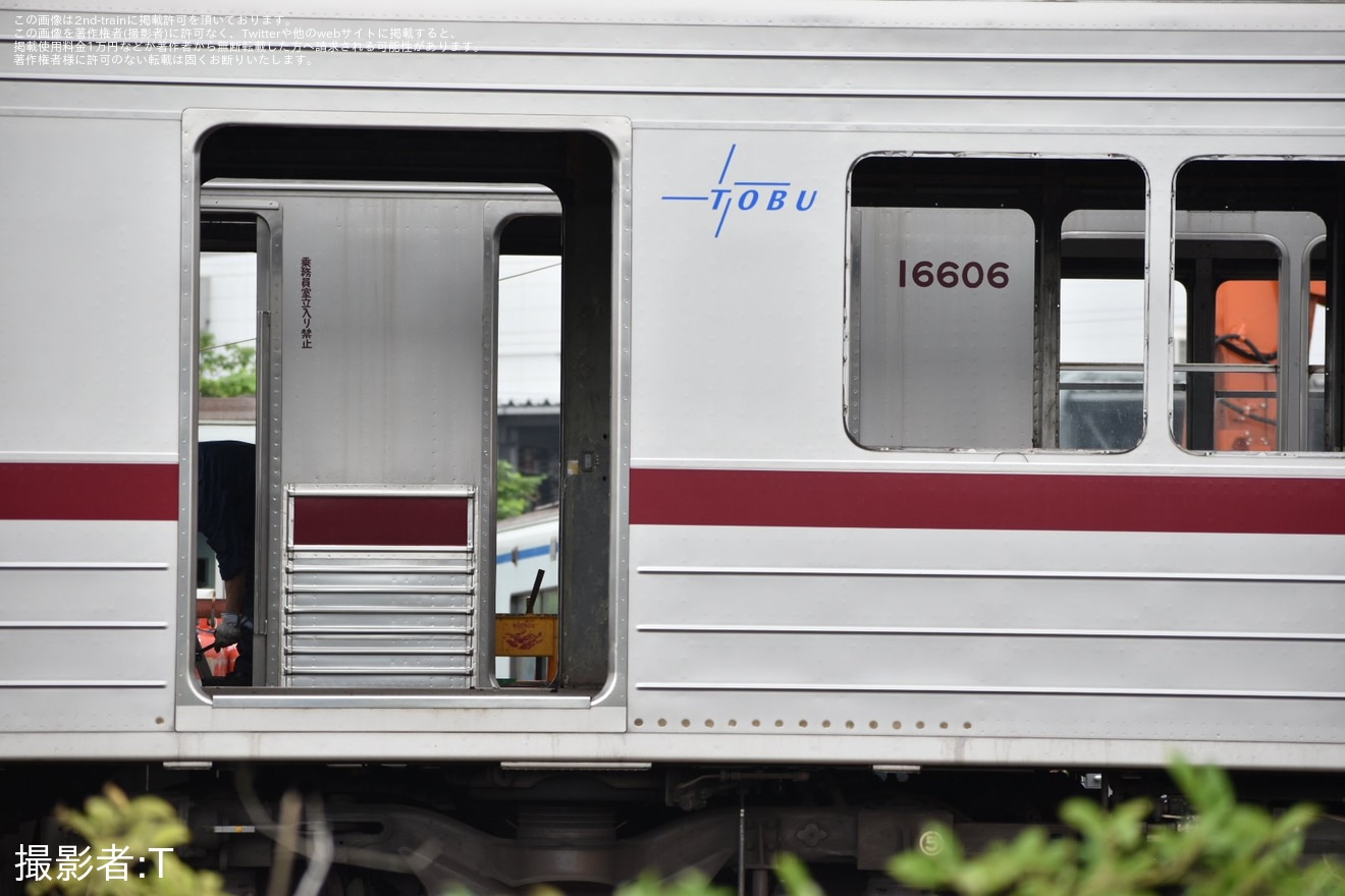 【東武】10000系11606Fの内装撤去が開始済の拡大写真