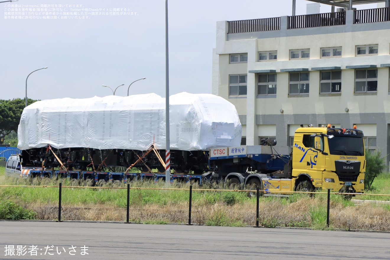 【台鐵】新型ディーゼル機関車R200型が台湾の埠頭内で陸送の拡大写真