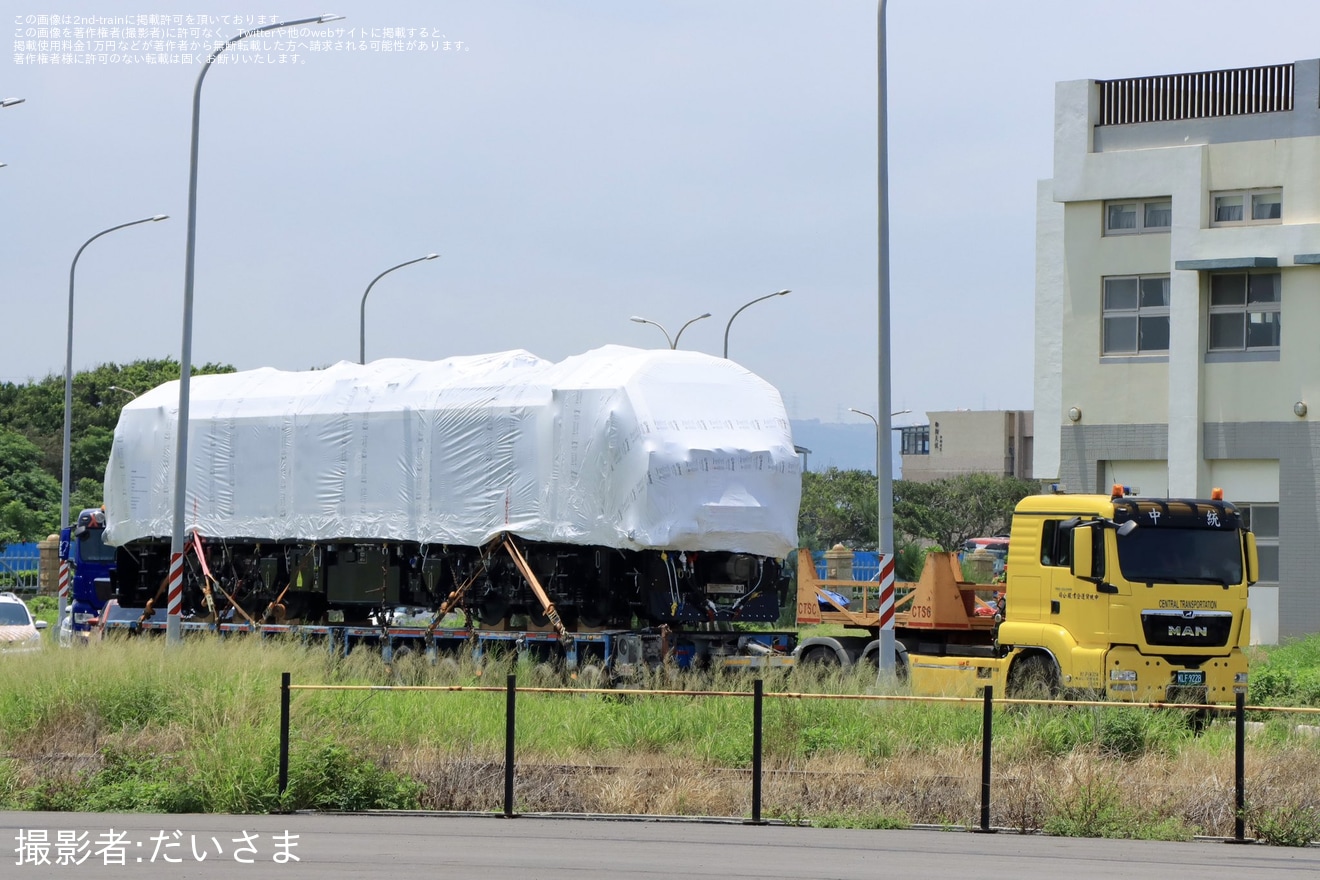 【台鐵】新型ディーゼル機関車R200型が台湾の埠頭内で陸送の拡大写真