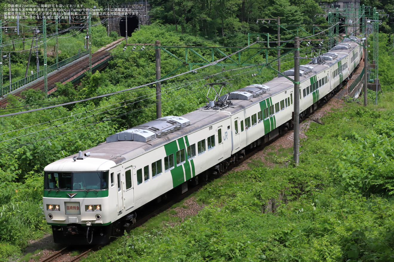 【JR東】特急「谷川岳もぐら・ループ」が185系で臨時運行の拡大写真