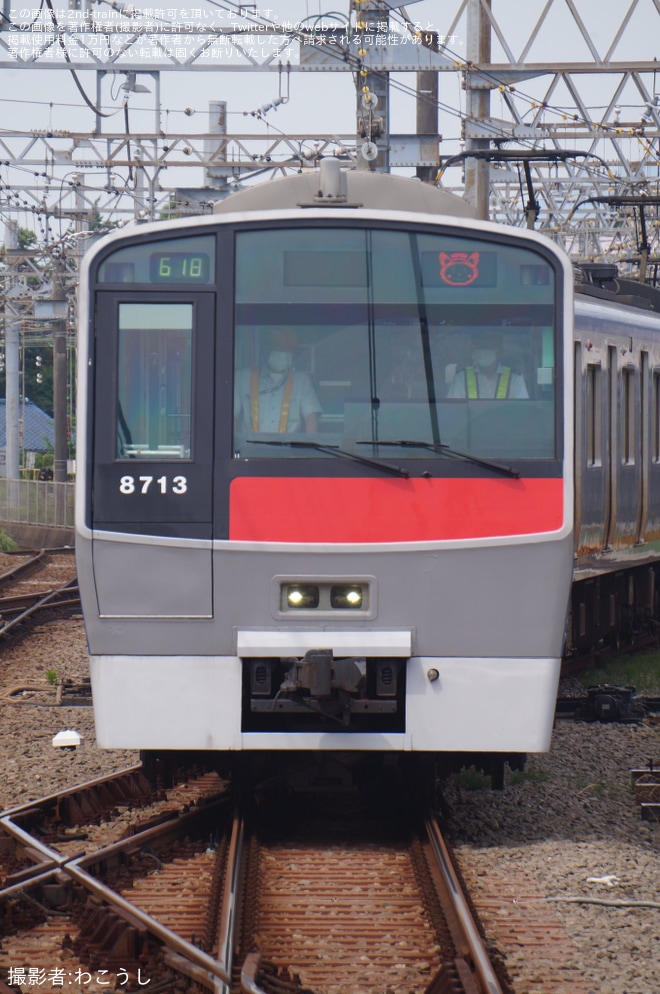 【相鉄】8000系8713×10(8713F)の横浜方前面が赤色(登場時の色[旧塗装]）にをかしわ台駅で撮影した写真
