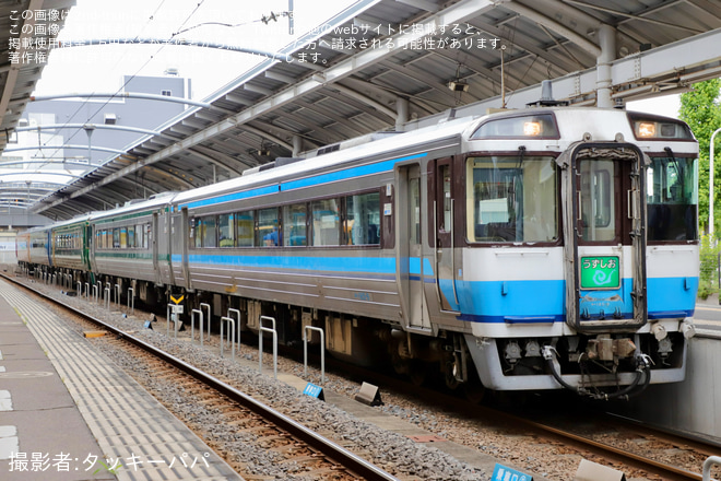 【JR四】うずしお9号に併結四国まんなか千年ものがたりが徳島まで回送を高松駅で撮影した写真