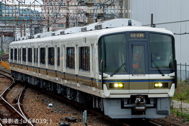 【JR西】221系NA435編成吹田総合車両所出場試運転を高槻駅で撮影した写真