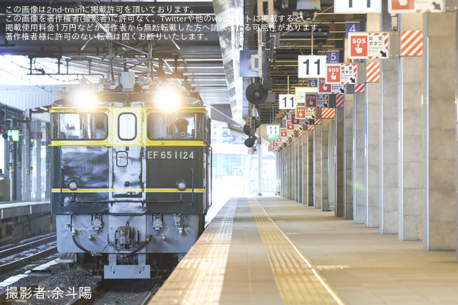 【JR西】EF65-1124 向日町へ回送(20230622)を大阪駅で撮影した写真