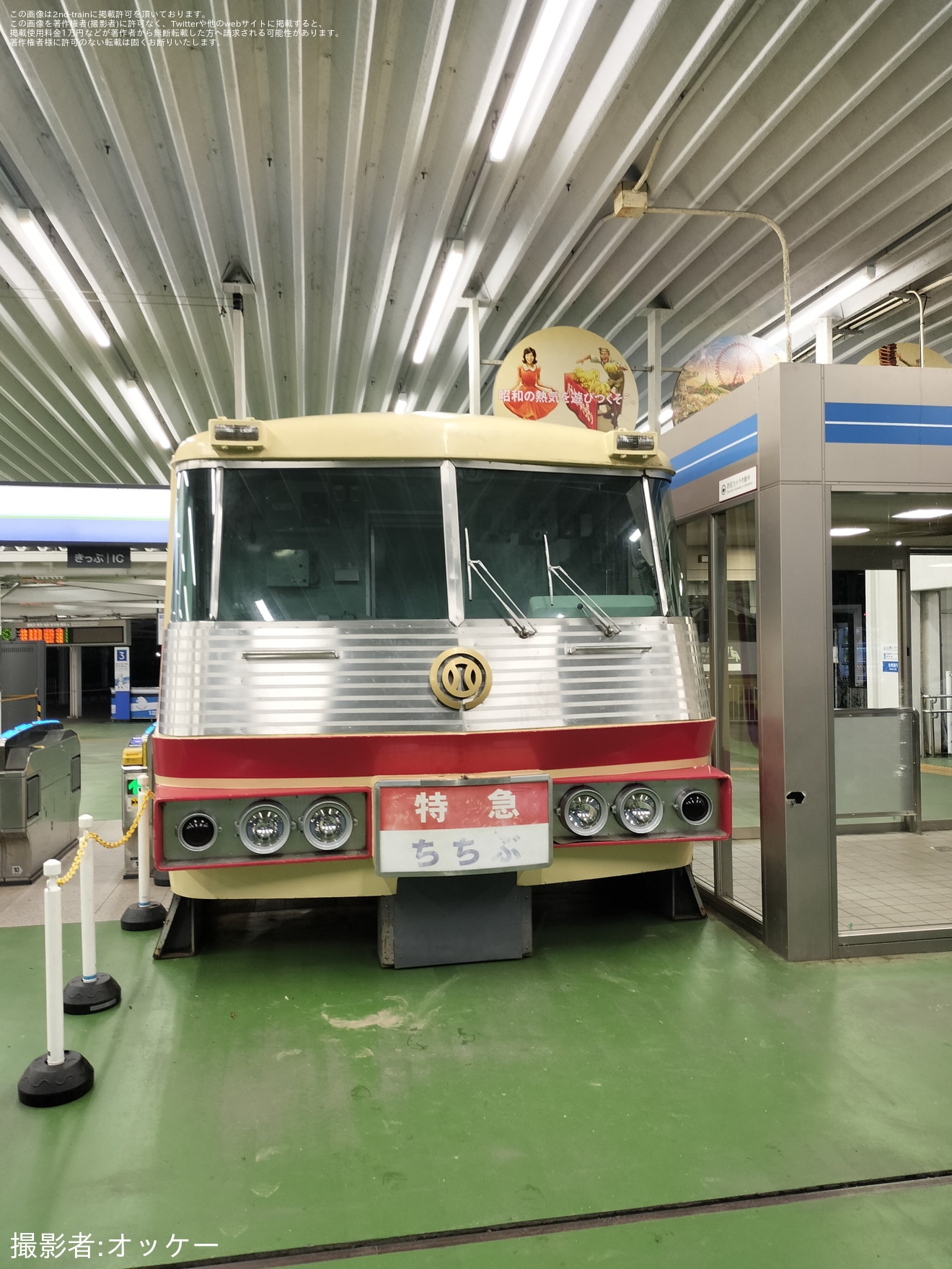 【西武】西武球場前駅にて、5000系「レッドアロー」の前頭部モックアップが展示の拡大写真