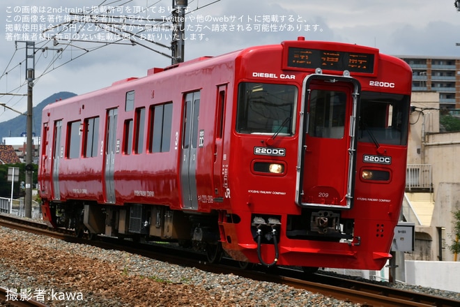 【JR九】キハ220-209が赤色となり小倉総合車両センター出場を千早～箱崎間で撮影した写真