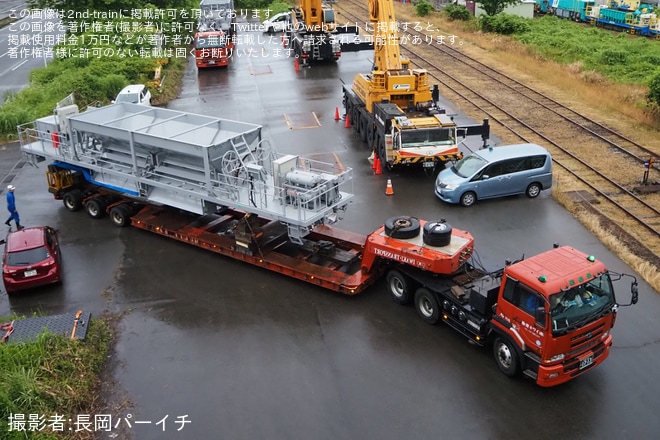 【JR東】GV-E196形の4両が新潟トランシスから陸送を不明で撮影した写真