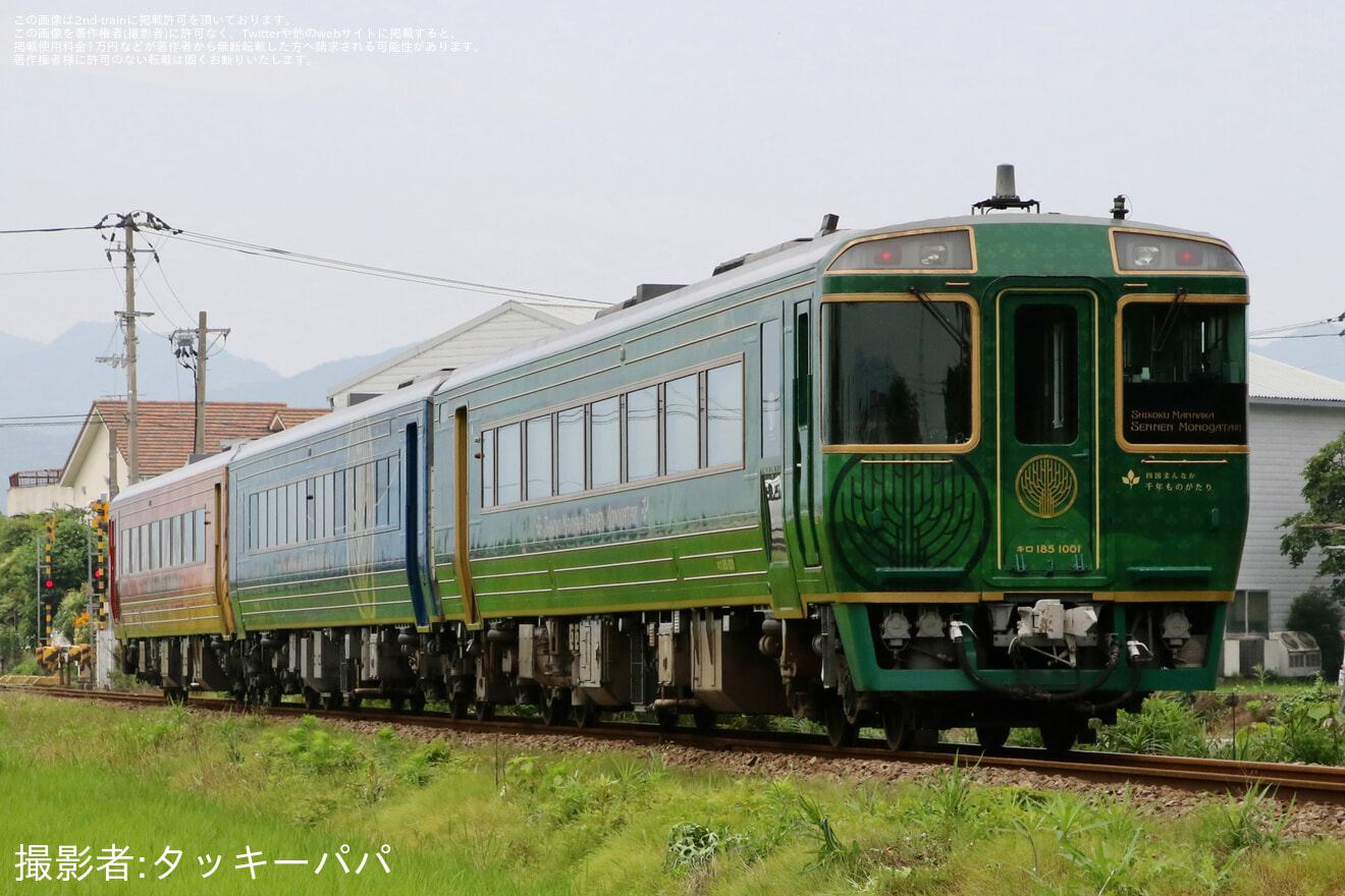 【JR四】四国まんなか千年ものがたりが高徳線を自走回送の拡大写真