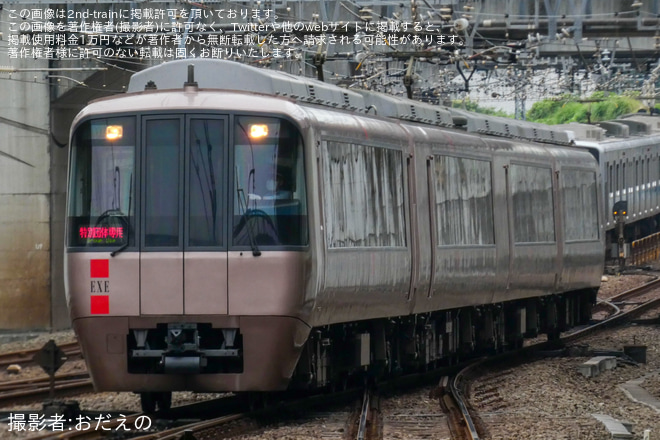 【小田急】30000形30057F(30057×4)団体専用列車を相模大野駅で撮影した写真