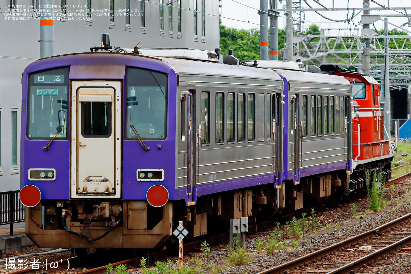 【JR西】キハ120-13+キハ120-301網干総合車両所入場配給の拡大写真