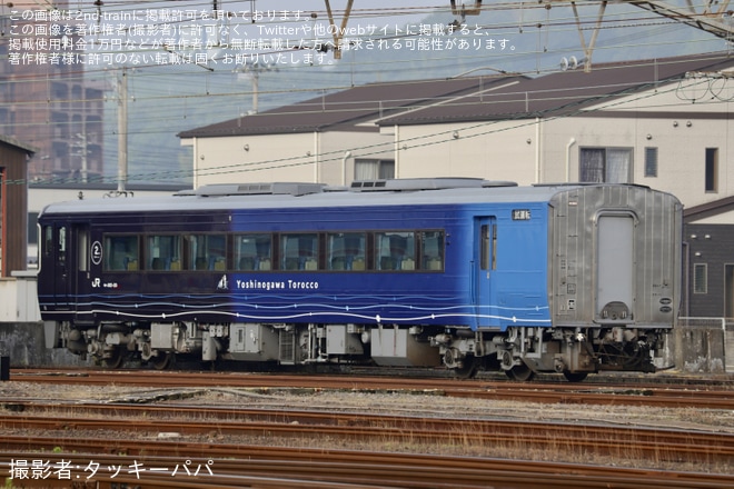 【JR四】藍よしのがわトロッコ用キハ185-20号車が多度津工場入場回送を多度津駅で撮影した写真