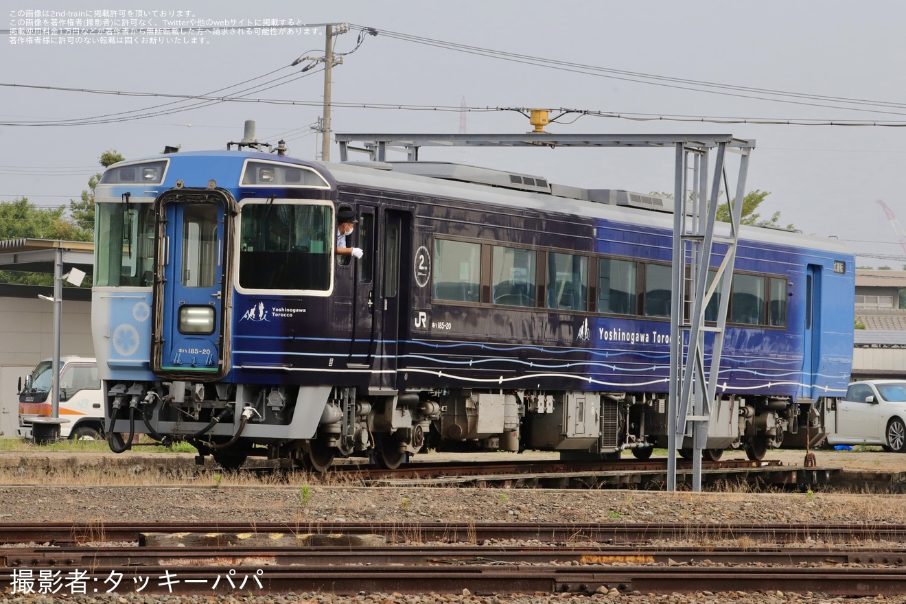 【JR四】藍よしのがわトロッコ用キハ185-20号車が多度津工場入場回送の拡大写真