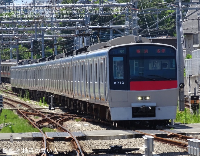 【相鉄】8000系8713×10（8713F）のフォントが赤帯塗装時代に近いものにを西谷駅で撮影した写真