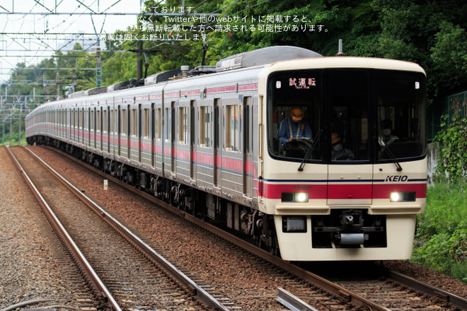 【京王】8000系8705F試運転を南大沢駅で撮影した写真