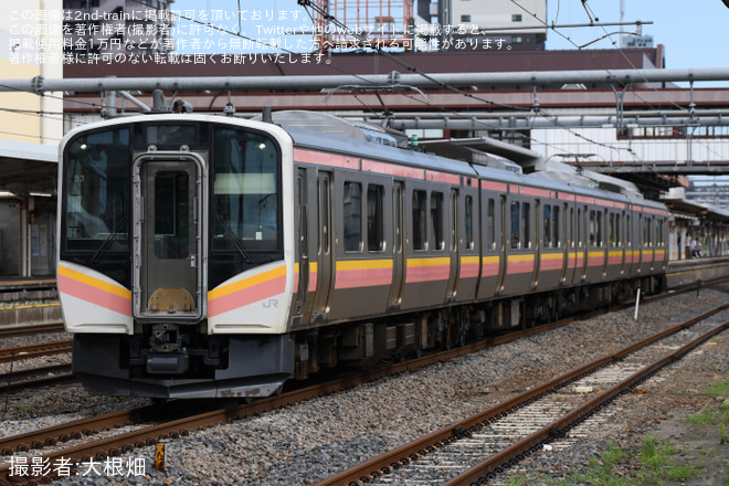 【JR東】E129系ニイB3編成大宮総合車両センター出場回送を鴻巣駅で撮影した写真