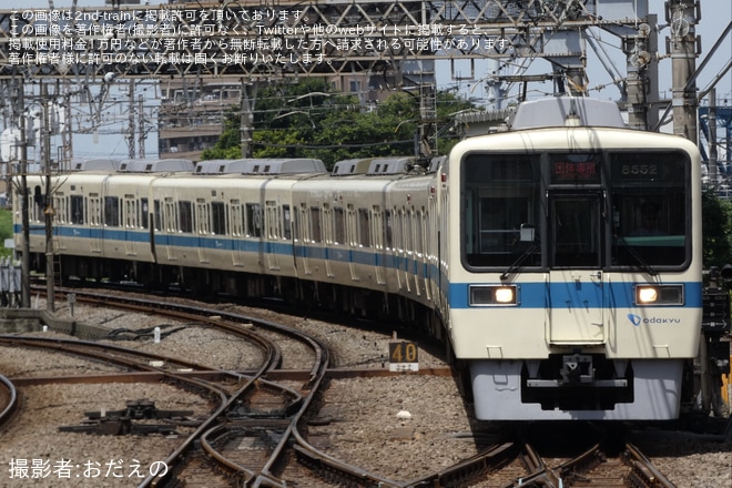 【小田急】8000形8252F(8252×6)使用 団体専用列車を藤沢駅で撮影した写真