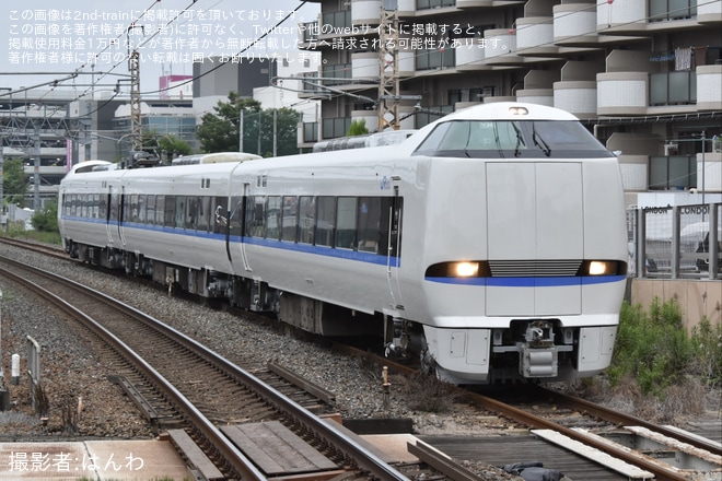【JR西】683系V32編成 吹田総合車両所出場回送を茨木駅で撮影した写真