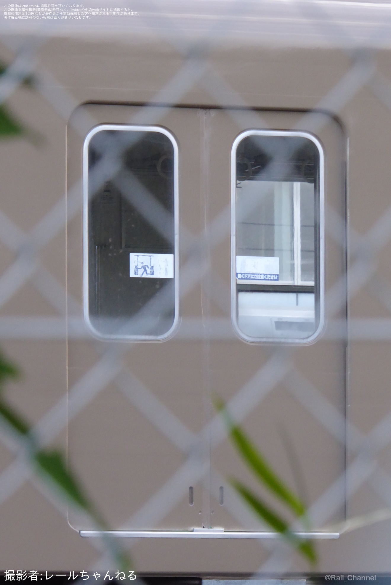 【東武】8000系8111Fがロイヤルベージュ色1色になっている姿が目撃の拡大写真