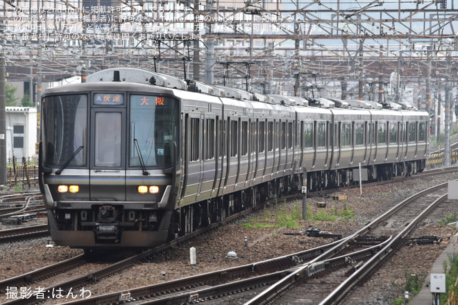 【JR西】223系V4編成（Aシート付）快速列車として運用を高槻駅で撮影した写真