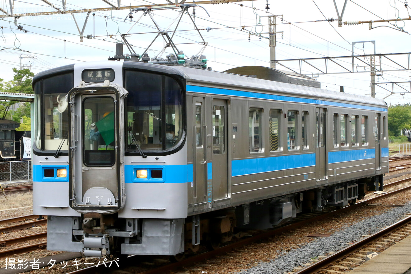 【JR四】7000系7017が検査を終えて多度津工場出場試運転の拡大写真