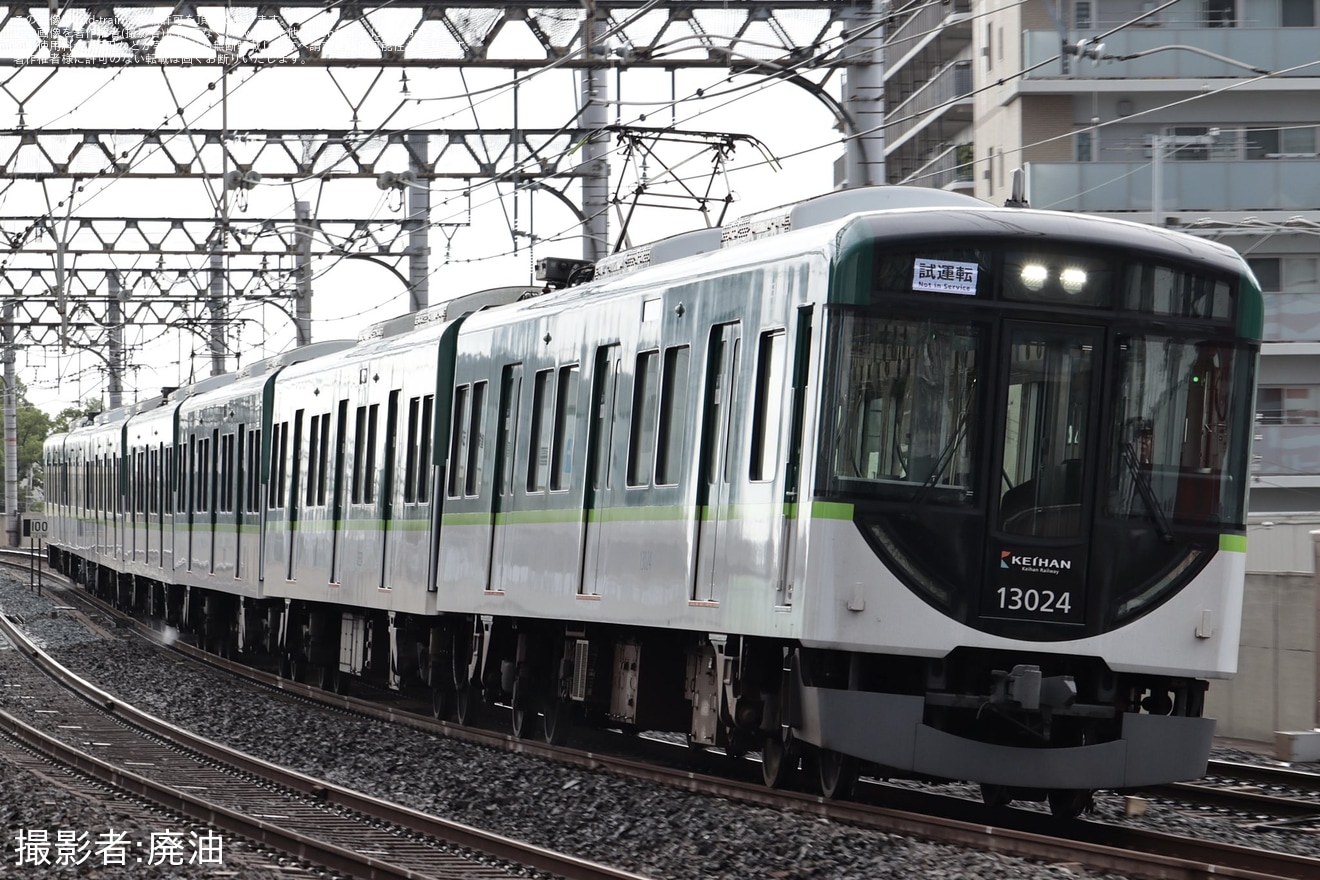 【京阪】13000系13024Fへ13874号車(元3750形)を組み込み試運転の拡大写真