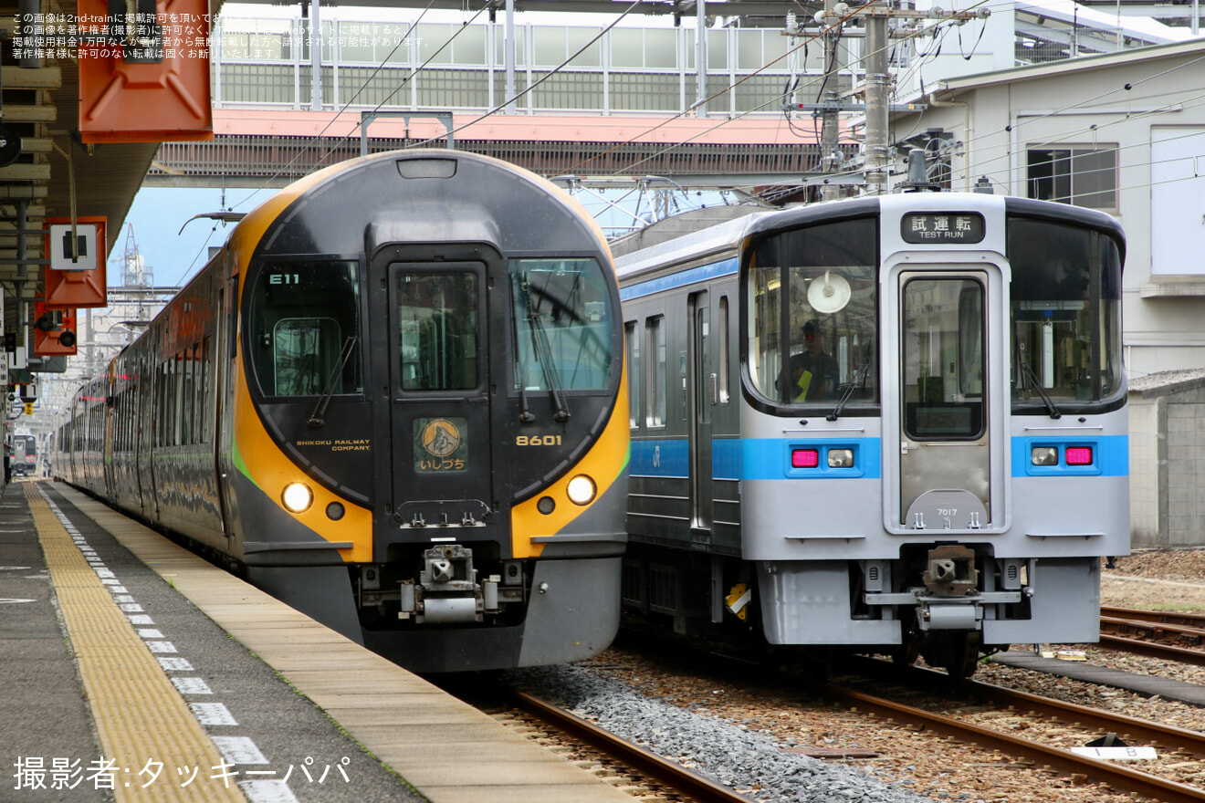 【JR四】7000系7017が検査を終えて多度津工場出場試運転の拡大写真