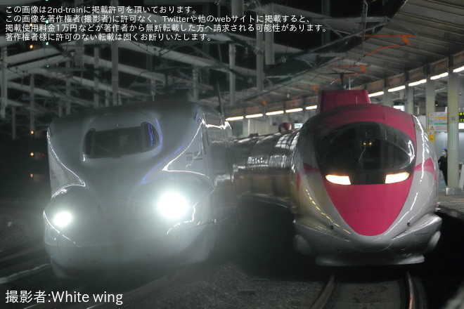 【JR西】500系V2編成 「ハローキティ新幹線」が夜間に走行を不明で撮影した写真