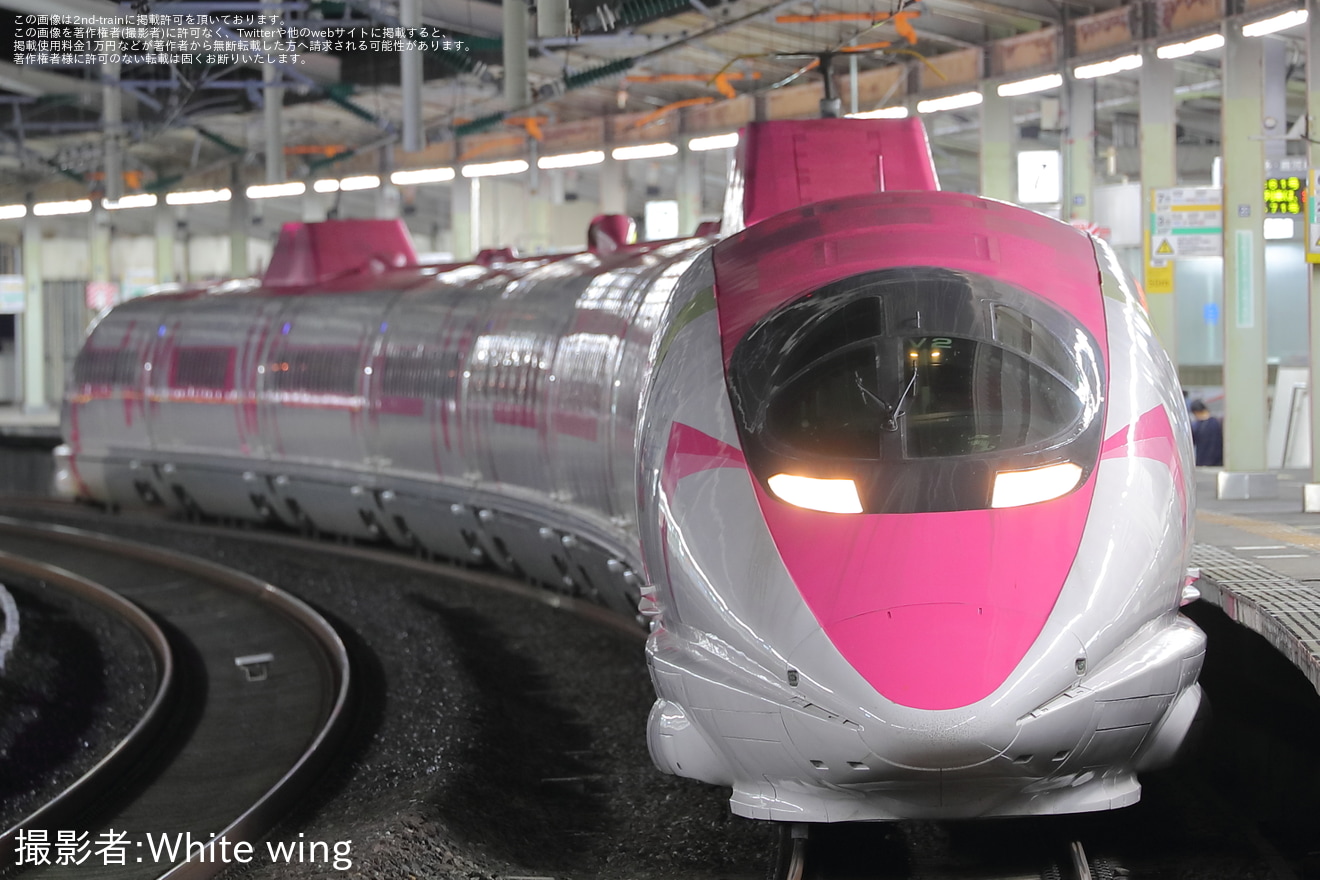 2nd Train 【jr西】500系v2編成 「ハローキティ新幹線」が夜間に走行の写真 Topicphotoid 76334