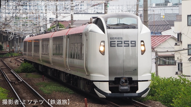 【JR東】E259系Ne007編成が新塗装化され大宮総合車両センター出場回送を西大井駅で撮影した写真