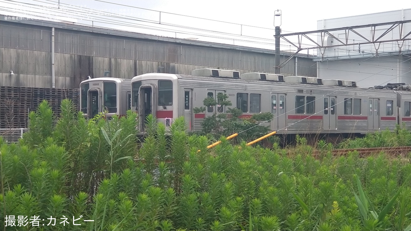 【東武】10000系11606Fのクハ11606が解体中、11609Fの前照灯も撤去の拡大写真