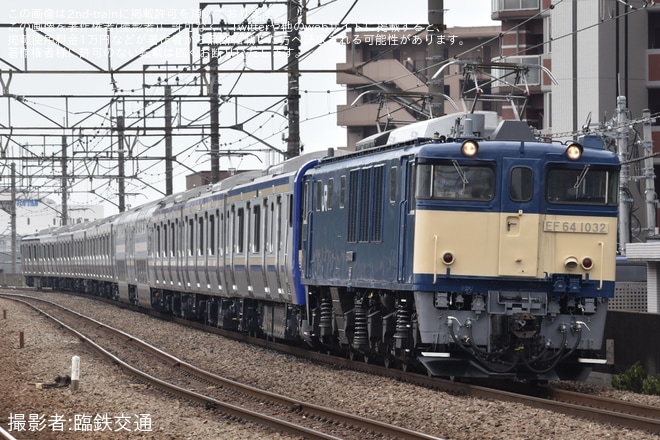 【JR東】E235系クラF-28編成 配給輸送を新座駅で撮影した写真