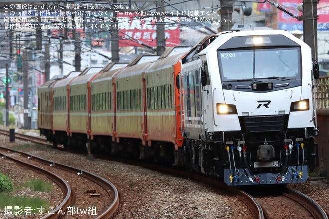 【台鐵】R200型R201が、莒光号客車(5B)とPBK(電源荷物車)を牽引する試運転を南港〜汐科間で撮影した写真