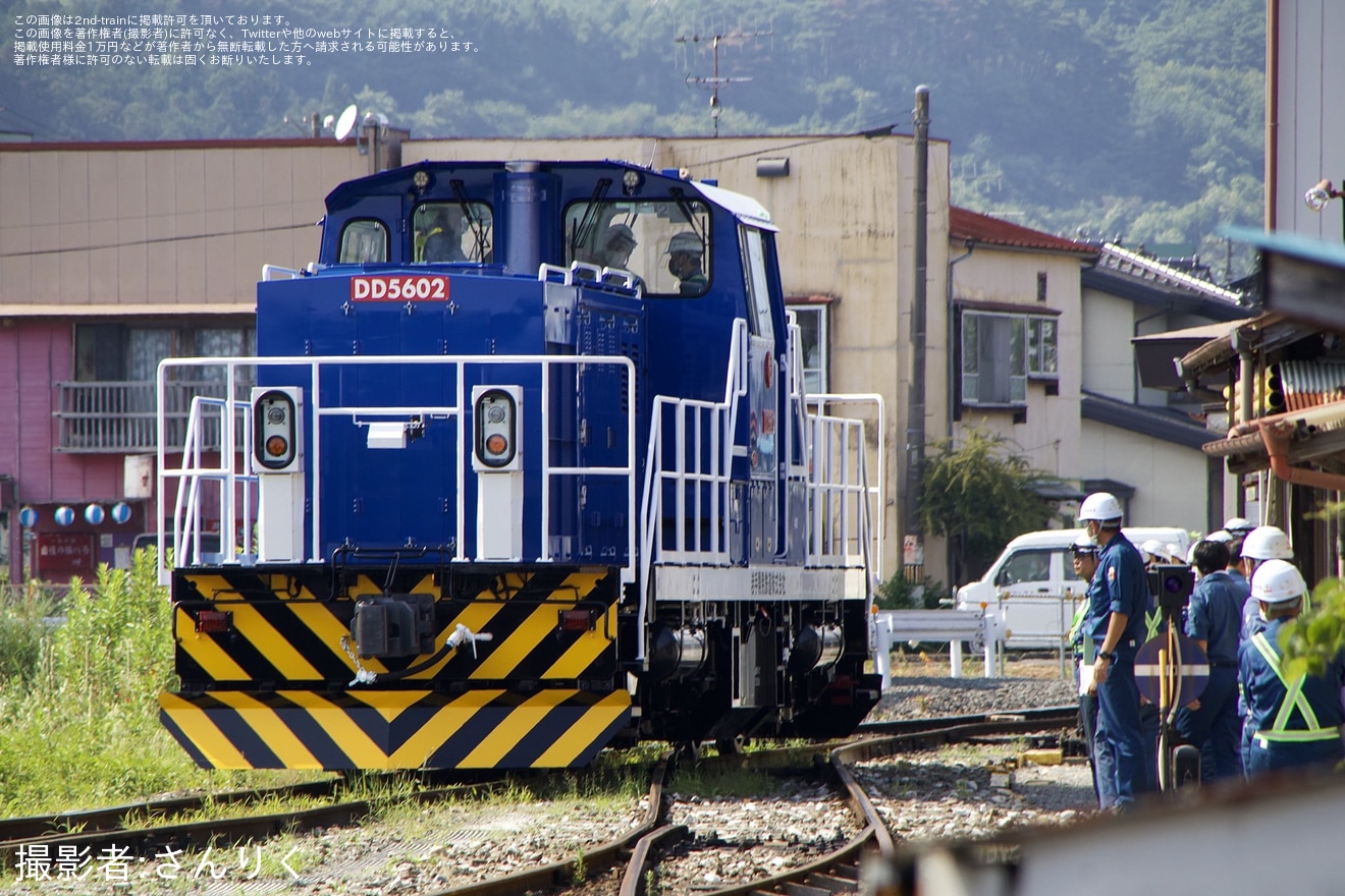 【岩開】新型ディーゼル機関車DD5602が試運転の拡大写真