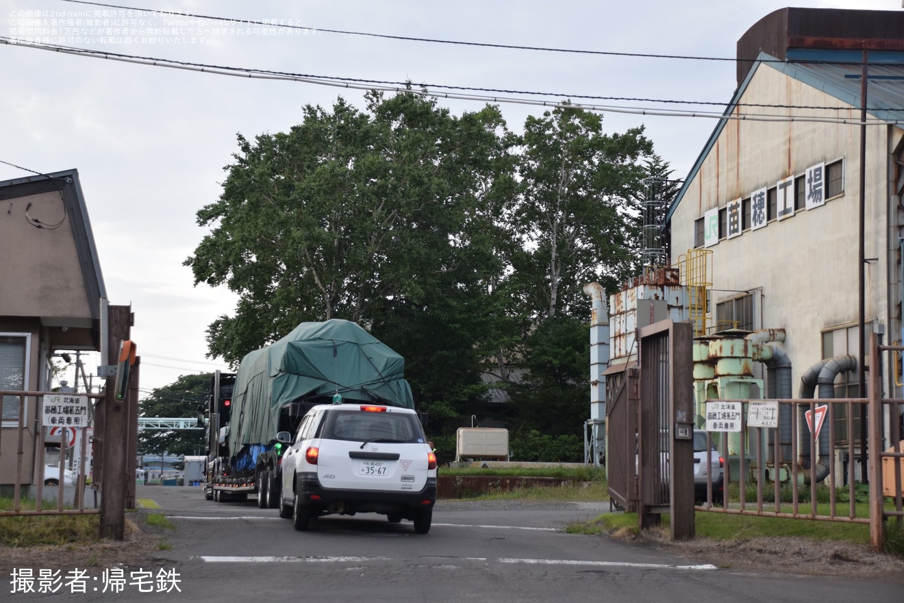 【JR北】C11-171が苗穂工場へ陸送の拡大写真