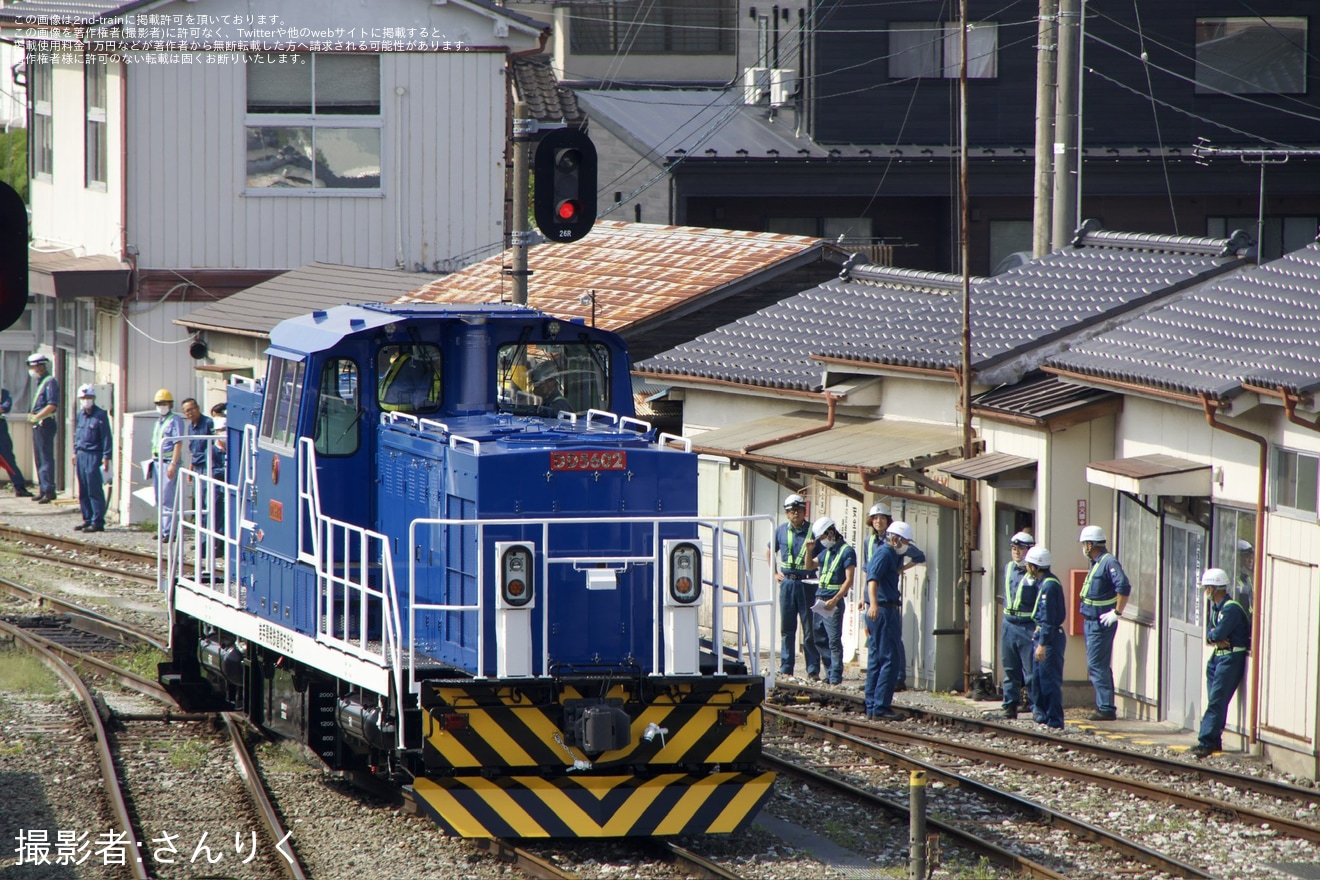 【岩開】新型ディーゼル機関車DD5602が試運転の拡大写真