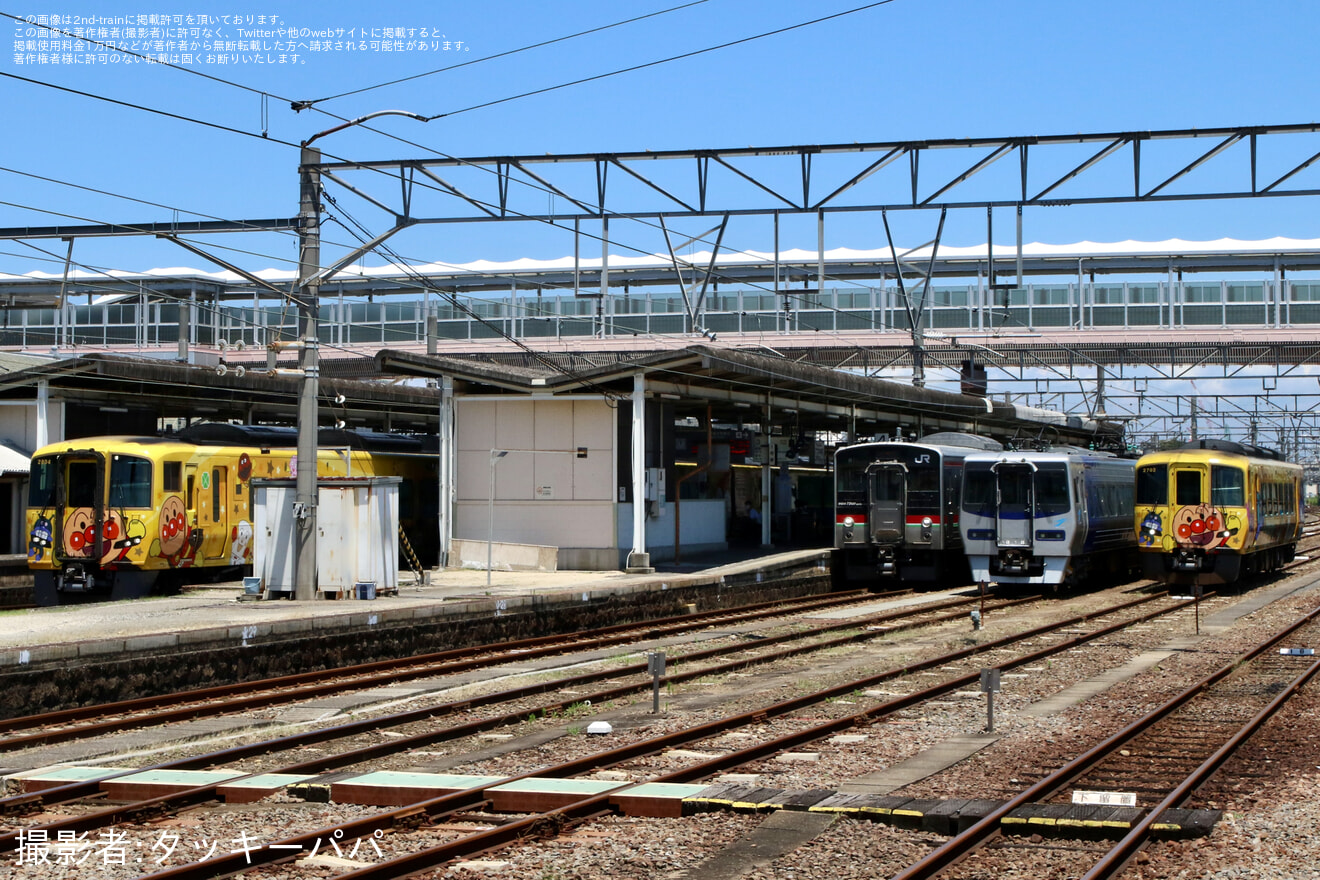 【JR四】2700系2702号車「きいろいアンパンマン」が多度津工場出場の拡大写真