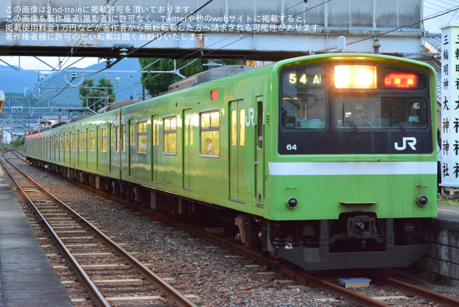 【JR西】おんぱら祭奉納花火による臨時列車運転を三輪駅で撮影した写真