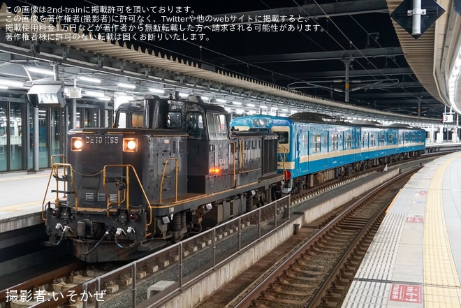 【JR九】103系E12編成が国鉄色復刻塗装 となり小倉総合車両センター出場を折尾駅で撮影した写真