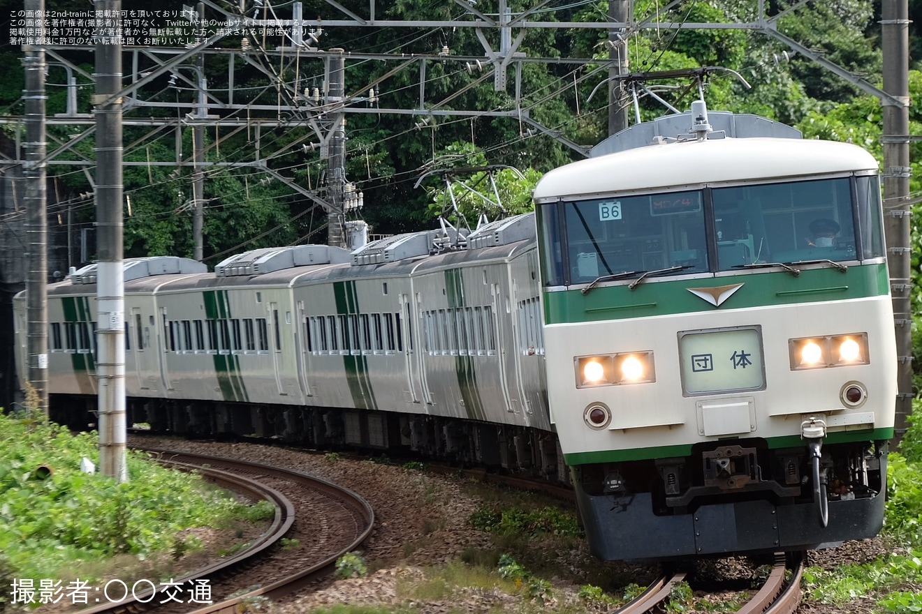 【JR東】「ハローキティと行く伊東温泉1泊2日の旅」による団体臨時列車が185系で運転の拡大写真