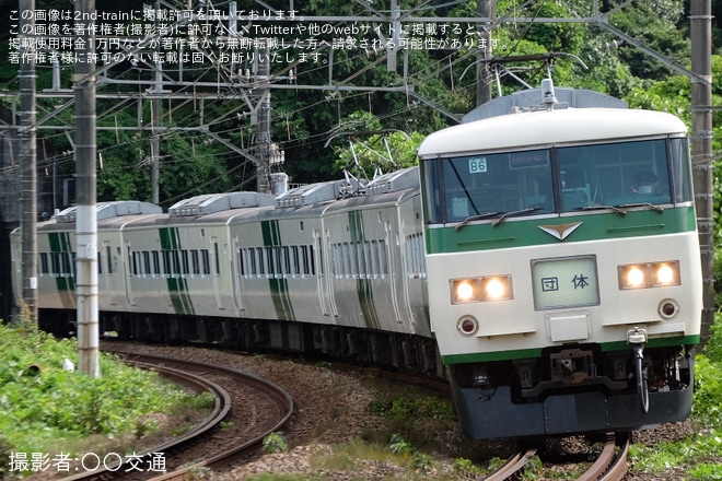 【JR東】「ハローキティと行く伊東温泉1泊2日の旅」による団体臨時列車が185系で運転を根府川〜早川間で撮影した写真