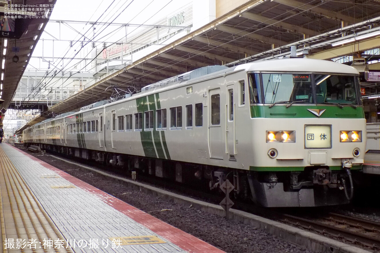 【JR東】「ハローキティと行く伊東温泉1泊2日の旅」による団体臨時列車が185系で運転の拡大写真