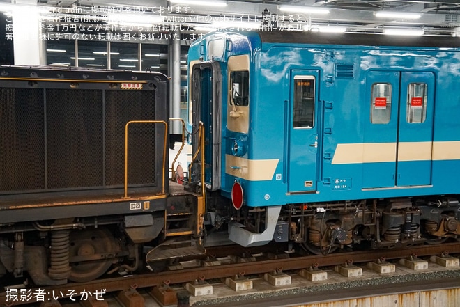 【JR九】103系E12編成が国鉄色復刻塗装 となり小倉総合車両センター出場を折尾駅で撮影した写真