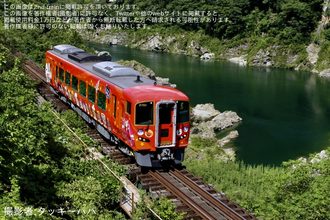 【JR四】2700系2751号車「あかいアンパンマン列車」多度津工場出場を祖谷口～三縄間で撮影した写真