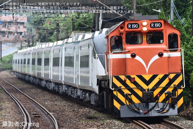  【台鐵】EMU3000型第36編成が輸送を 暖暖〜八堵間で撮影した写真